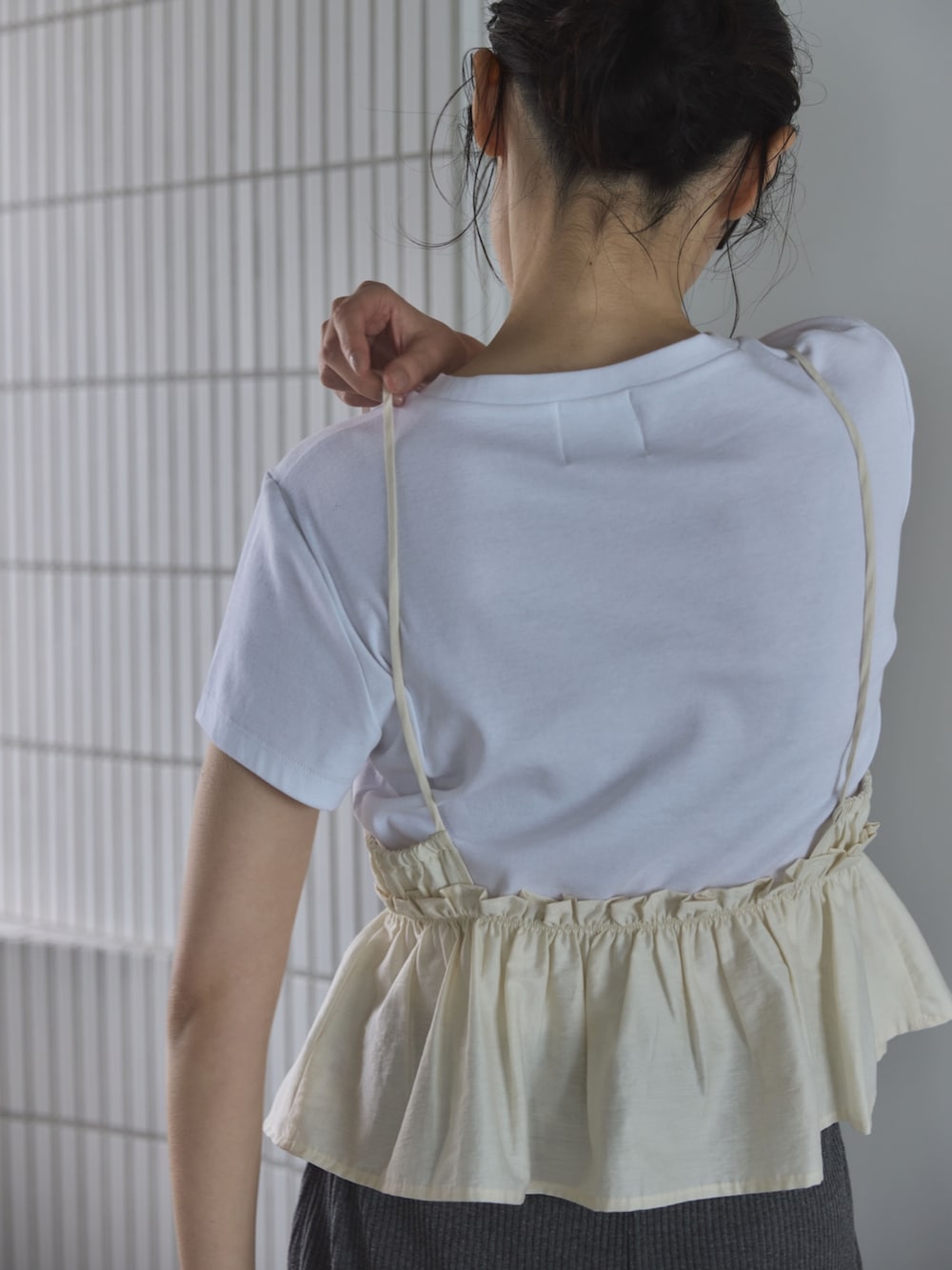 ホワイト系のTシャツ/カットソー、ホワイト系のシャツ/ブラウス、グレー系のスカートを着用したレディースの夏コーディネートの5枚目の写真