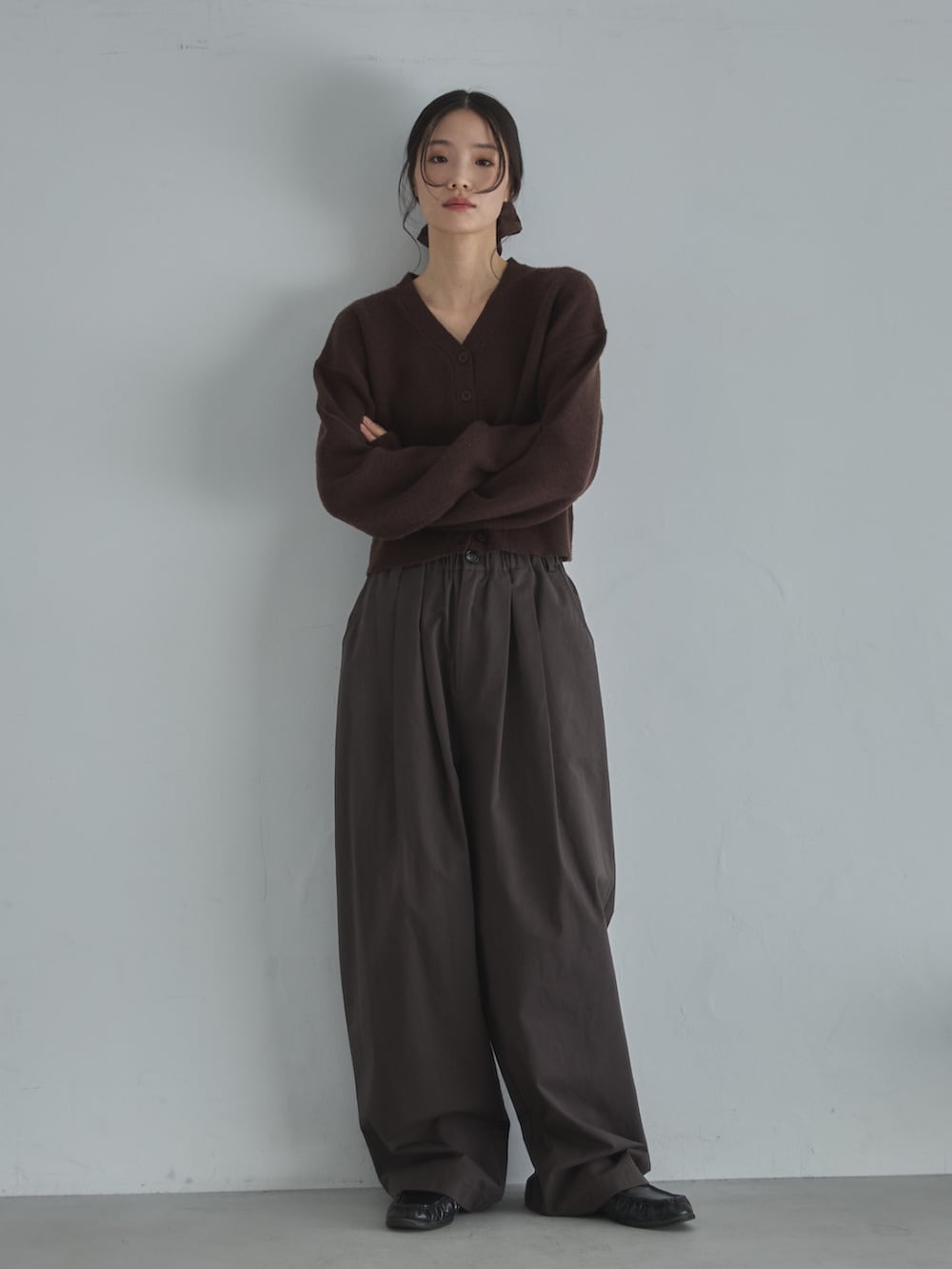 ブラウン系のカーディガン/ボレロ、ブラウン系のその他パンツ、ブラウン系のシュシュを着用したレディースの冬コーディネートの3枚目の写真