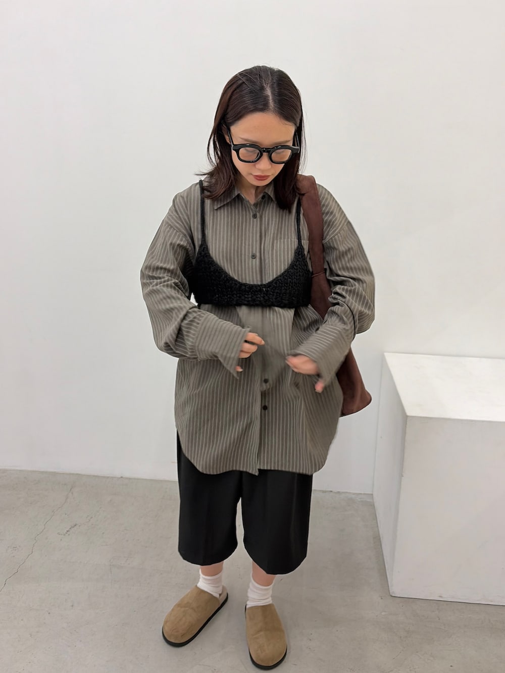 グレー系のシャツ/ブラウス、ブラック系のその他トップス、ブラック系のその他パンツを着用したレディースの秋コーディネートの3枚目の写真