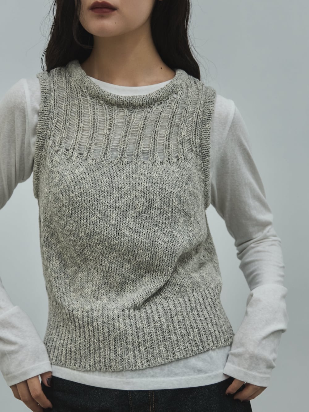 ホワイト系のTシャツ/カットソー、グレー系のタンクトップ、ブラック系のデニムパンツを着用したレディースの秋コーディネートの6枚目の写真