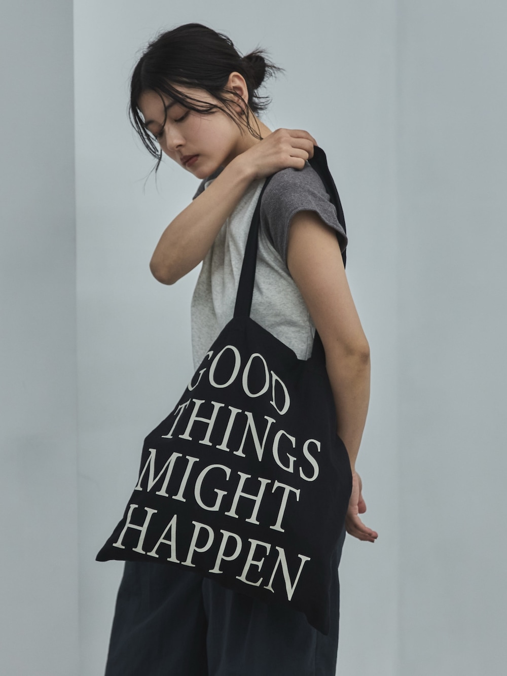 ブルー系のその他パンツ、グレー系のTシャツ/カットソー、ブラック系のその他シューズを着用したレディースの春コーディネートの6枚目の写真