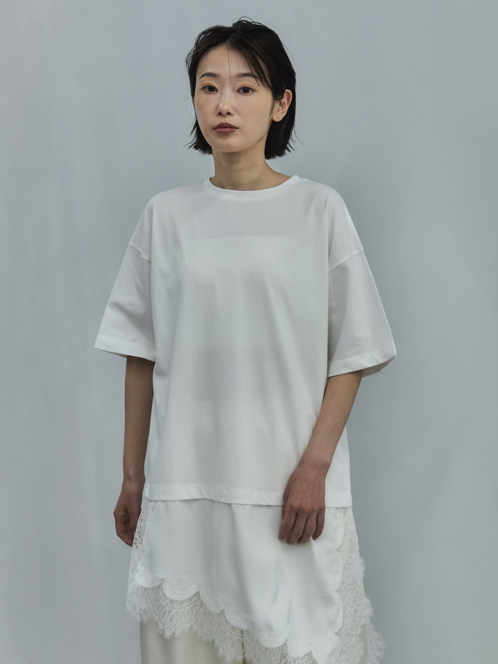 ホワイト系のキャミソール、ホワイト系のTシャツ/カットソー、ホワイト系のその他パンツを着用したレディースの夏コーディネートの4枚目の写真