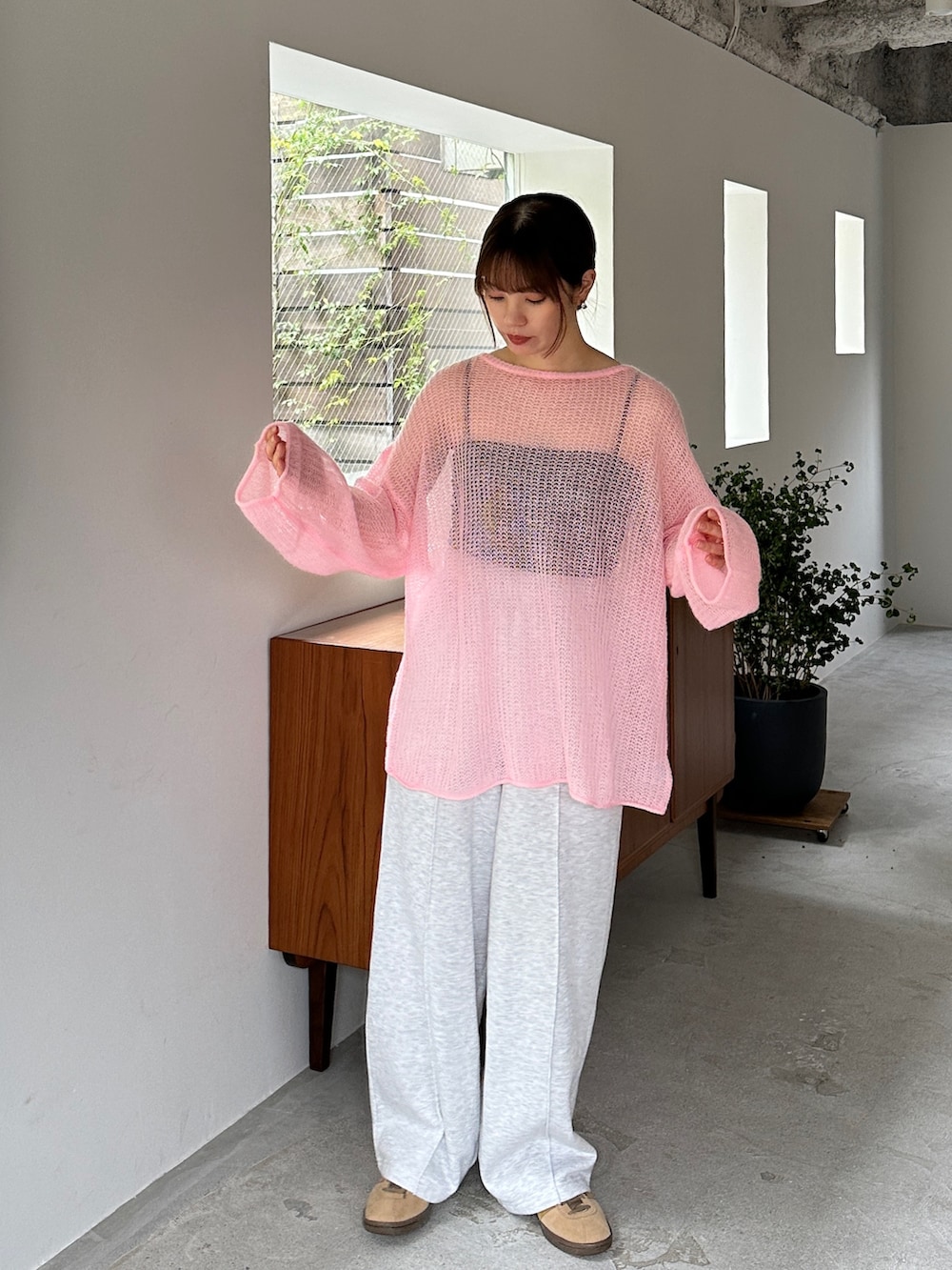 ピンク系のニット/セーター、ベージュ系のスウェットパンツ、ベージュ系のスニーカーを着用したレディースの秋コーディネートの2枚目の写真