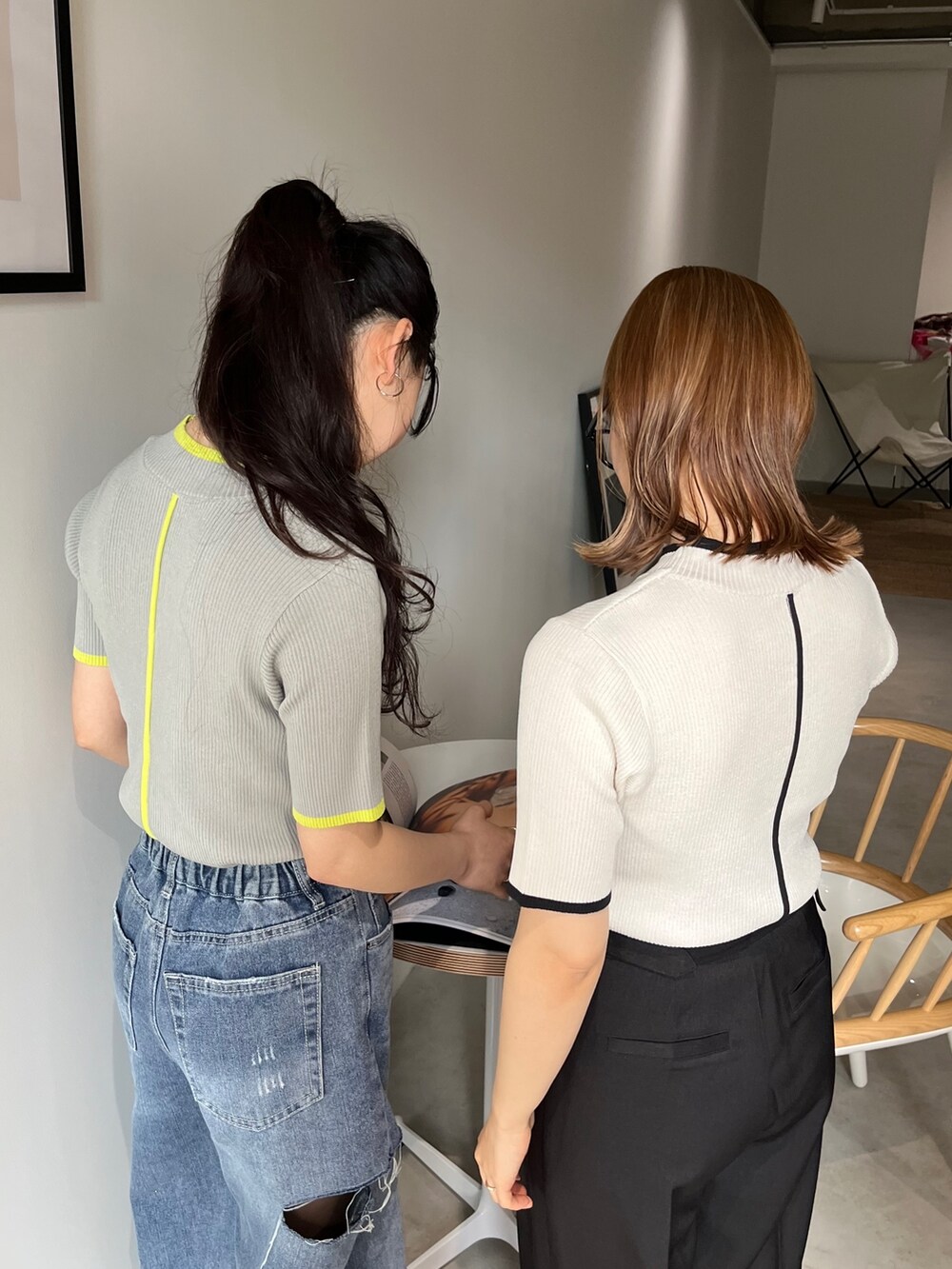 ブラック系のスラックス、ブラック系のサンダル、グレー系のニット/セーターを着用したレディースの春コーディネートの7枚目の写真