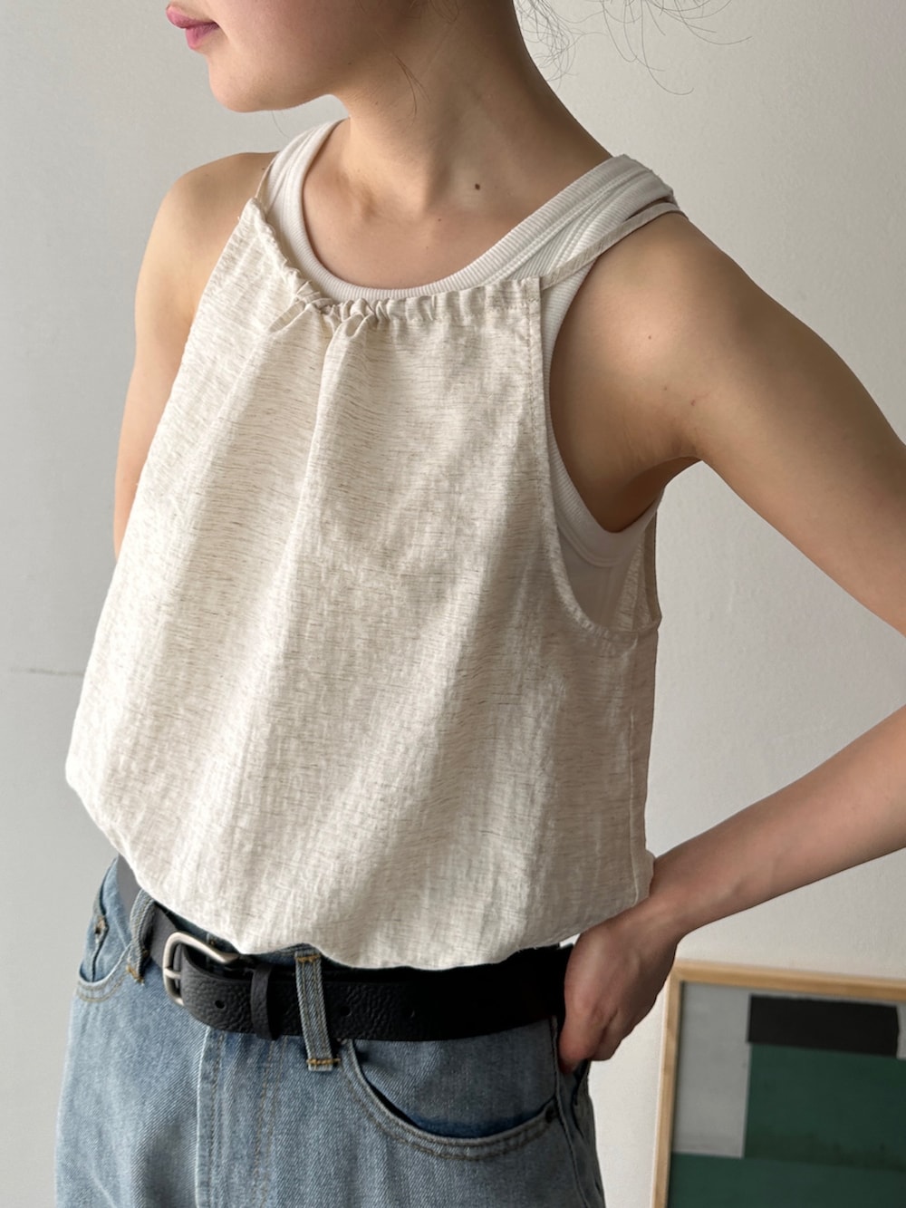 ホワイト系のシャツ/ブラウス、ホワイト系のタンクトップ、ブルー系のデニムパンツを着用したレディースの春コーディネートの3枚目の写真