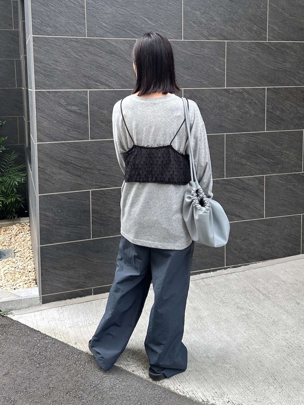 グレー系のTシャツ/カットソー、ブルー系のその他パンツ、ブラック系のその他トップスを着用したレディースの夏コーディネートの3枚目の写真