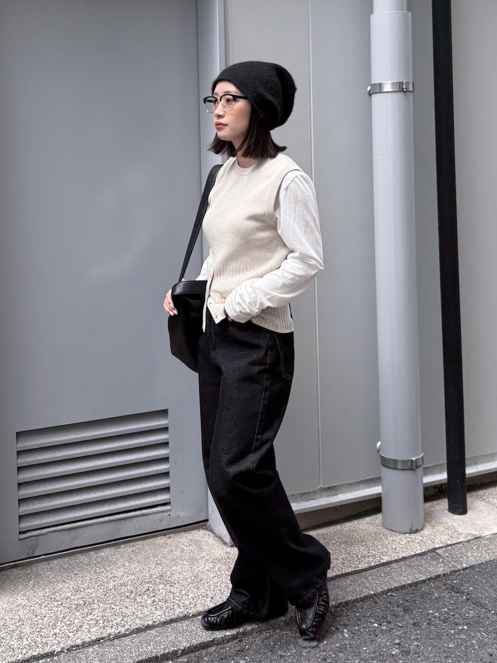 ホワイト系のTシャツ/カットソー、ホワイト系のベスト、ブラック系のデニムパンツを着用したレディースの春コーディネートの3枚目の写真