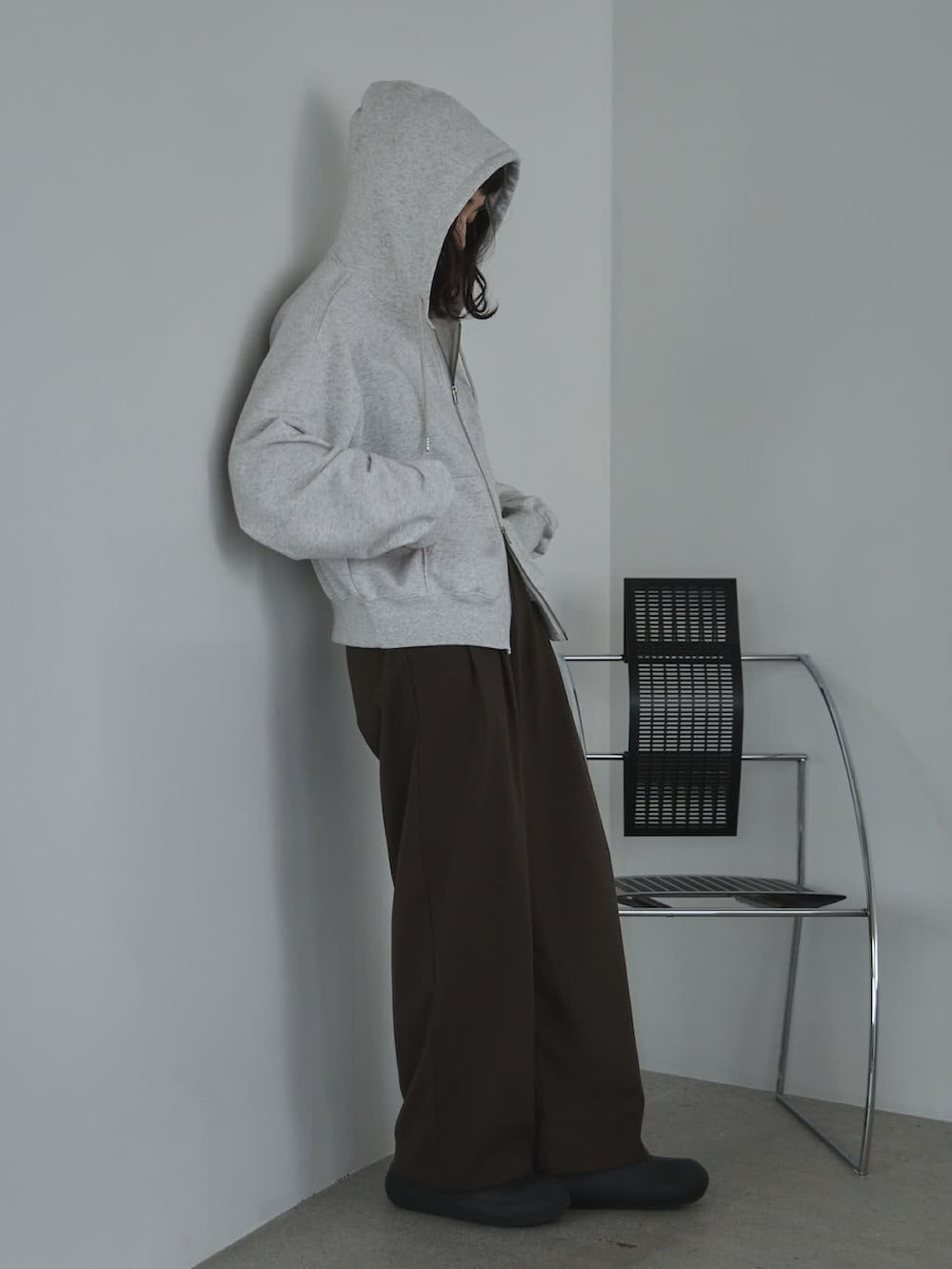 ベージュ系のパーカー、ブラウン系のその他パンツ、ブラック系のサンダルを着用したレディースの冬コーディネートの4枚目の写真