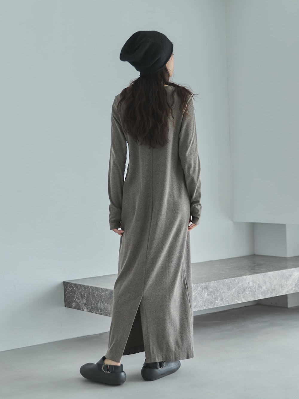 ブラック系のサンダル、グレー系のワンピース、その他のその他を着用したレディースの秋コーディネートの3枚目の写真