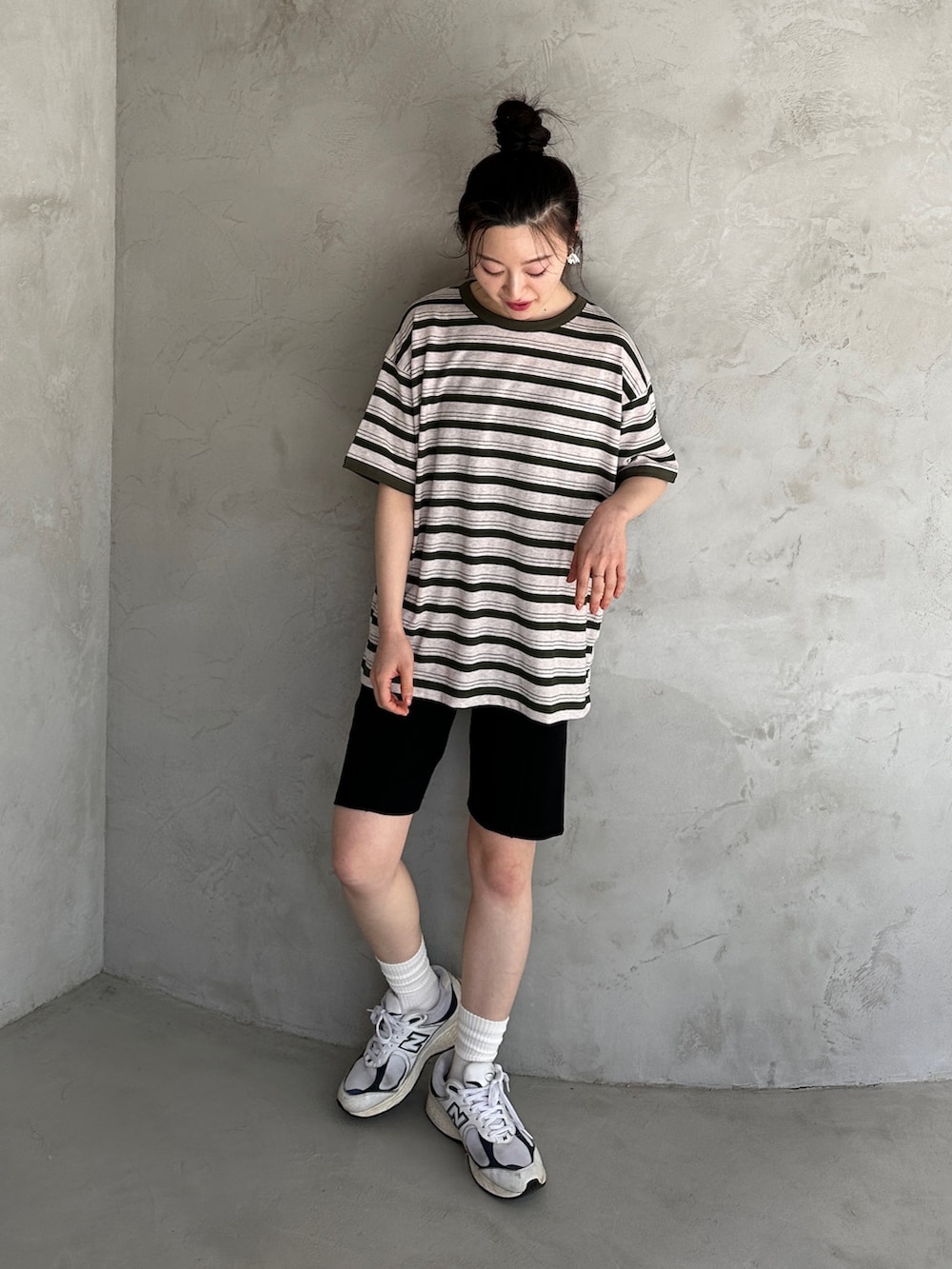 グリーン系のTシャツ/カットソー、ブラック系のその他パンツ、ホワイト系のスニーカーを着用したレディースの春コーディネートの2枚目の写真