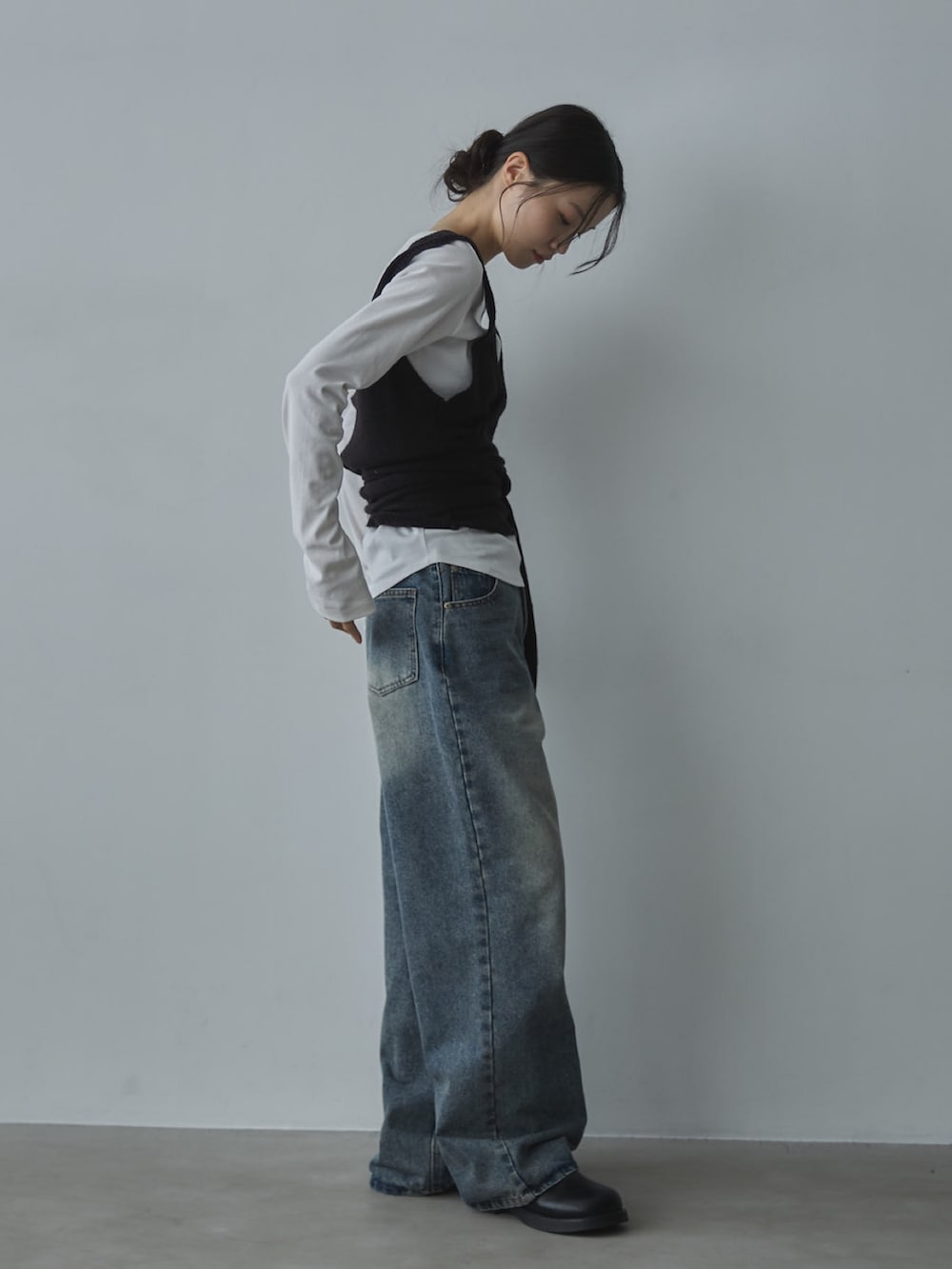 ホワイト系のTシャツ/カットソー、ブラック系のその他トップス、ブラック系のその他シューズを着用したレディースの春コーディネートの4枚目の写真