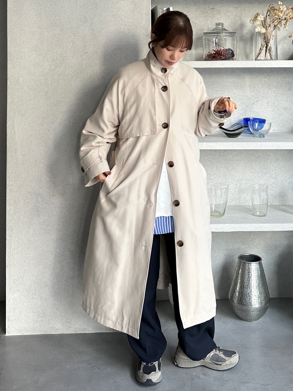 グリーン系のトレンチコート、ブルー系のスラックス、その他のその他を着用したレディースの冬コーディネートの2枚目の写真
