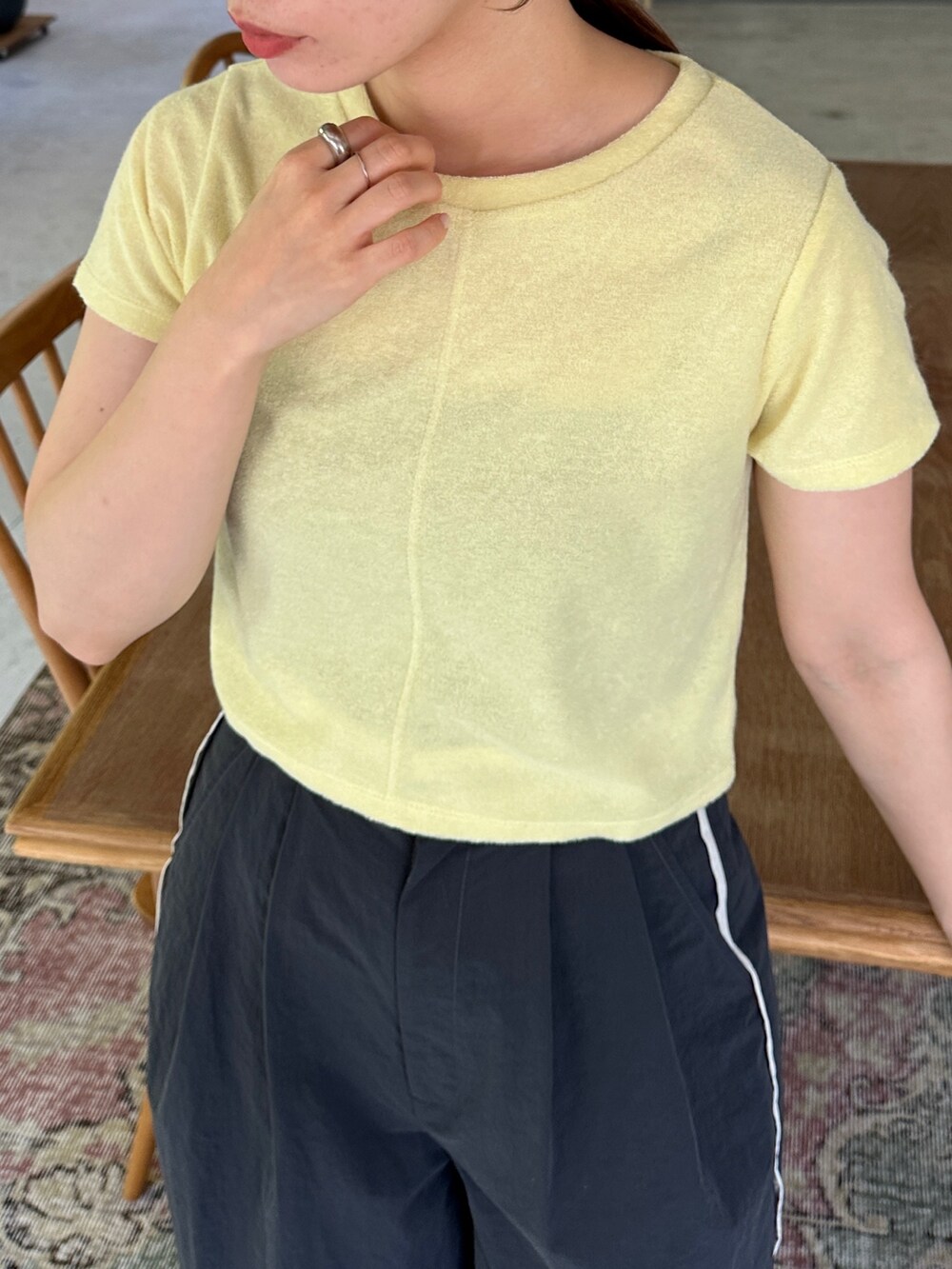 イエロー系のTシャツ/カットソー、グレー系のその他パンツ、ブラック系のサンダルを着用したレディースの夏コーディネートの3枚目の写真