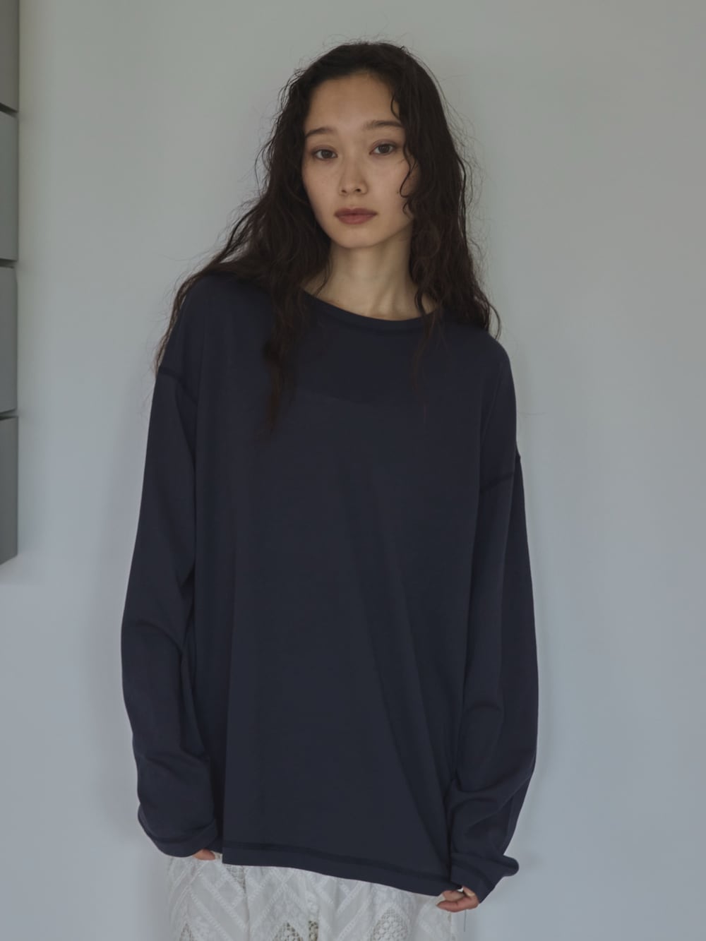 ブルー系のTシャツ/カットソー、ホワイト系のその他パンツ、ブラック系のサンダルを着用したレディースの夏コーディネートの5枚目の写真