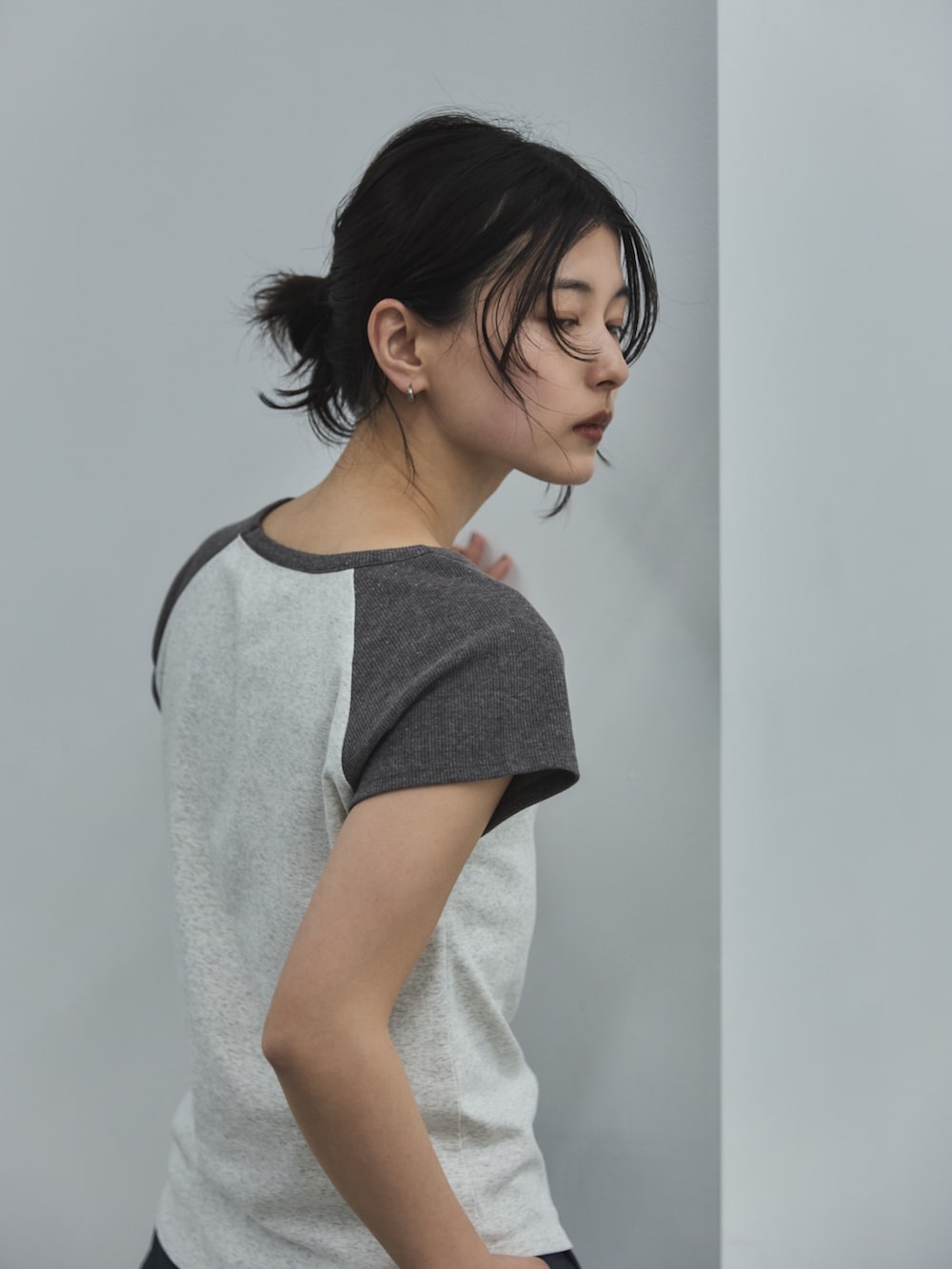 ブルー系のその他パンツ、グレー系のTシャツ/カットソー、ブラック系のその他シューズを着用したレディースの春コーディネートの5枚目の写真