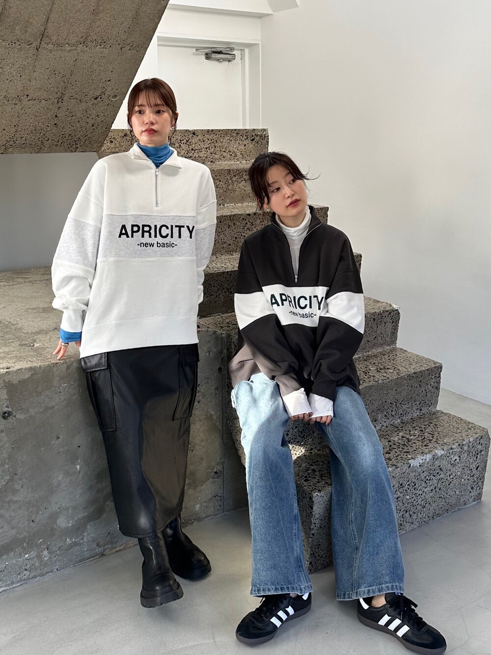 ホワイト系のスウェット、ブラック系のスカート、ブルー系のTシャツ/カットソーを着用したレディースの秋コーディネートの2枚目の写真