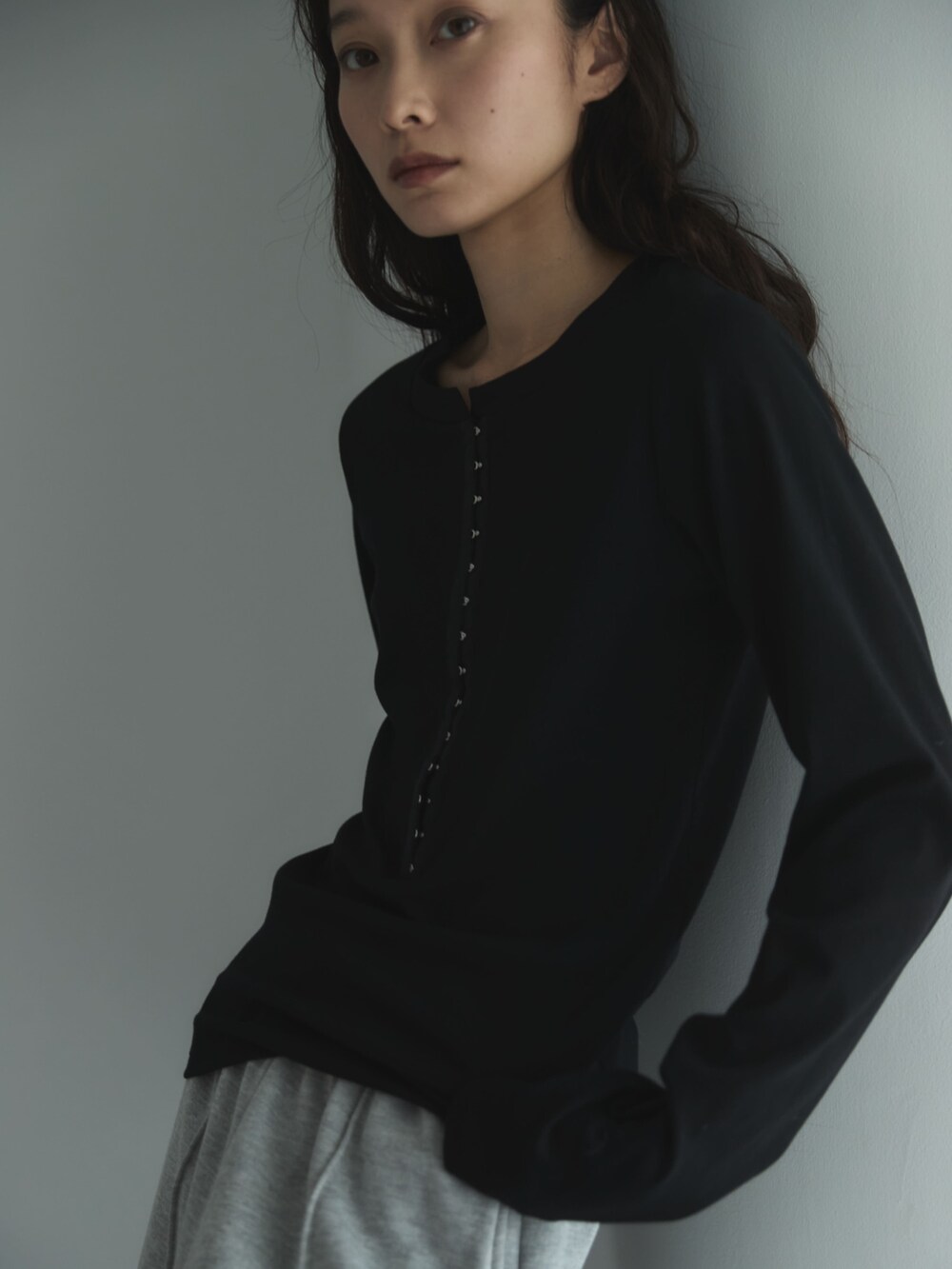 ブラック系のTシャツ/カットソー、グレー系のスウェットパンツ、ブラック系のサンダルを着用したレディースの秋コーディネートの5枚目の写真