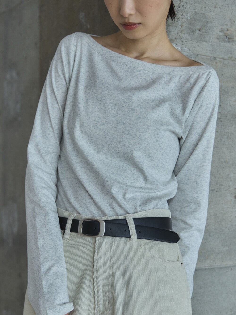 ベージュ系のTシャツ/カットソー、ホワイト系のその他パンツ、ブラック系のベルトを着用したレディースの秋コーディネートの5枚目の写真