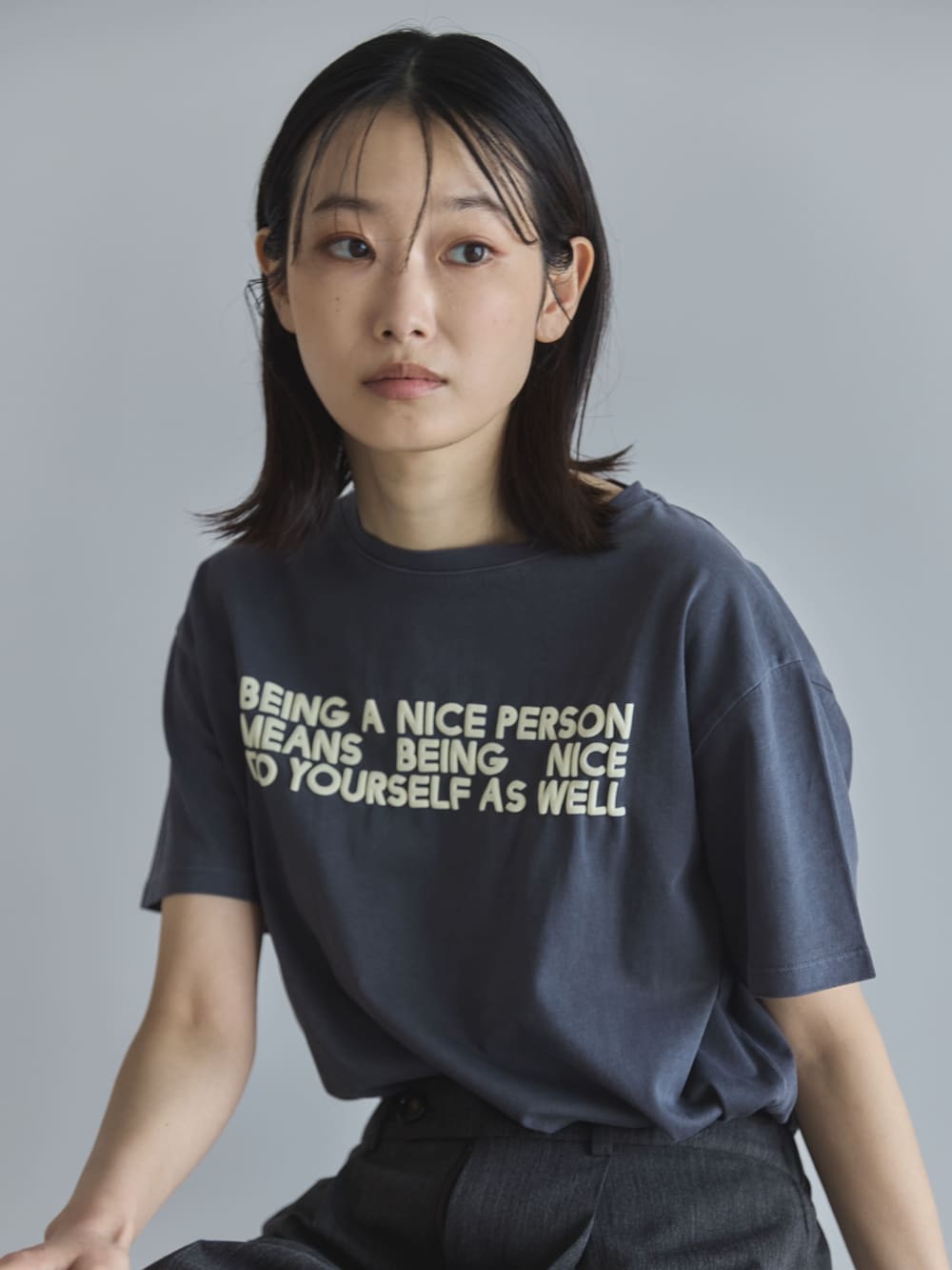 「大人カジュアル、最近のいい感じコーデ、モノトーン、プチプラ、春夏コーデ、シンプルコーデ、きれいめカジュアル、休日スタイル、サンダル、春、大人女子、ラクチンコーデ、リラックススタイル、夏ファッション、半袖」｜「feepurのピグメントロゴTee（Tシャツ/カットソー、グレー系）」を使った、feepurさん（レディース・169cm）の春コーディネートの4枚目の写真