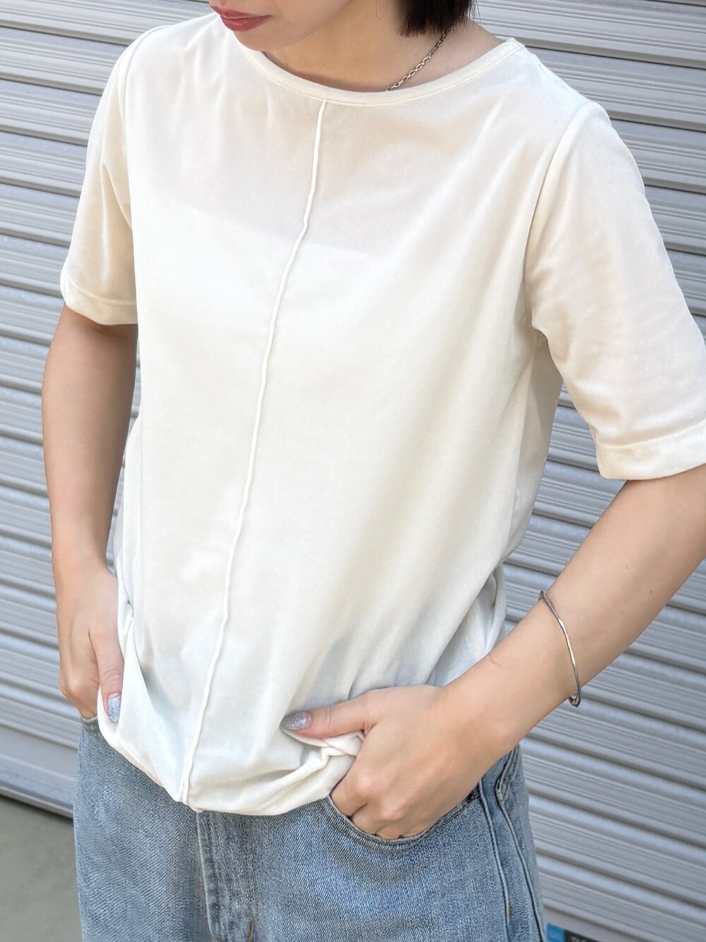 ホワイト系のTシャツ/カットソー、ブラック系のショルダーバッグ、ブルー系のデニムパンツを着用したレディースの夏コーディネートの5枚目の写真