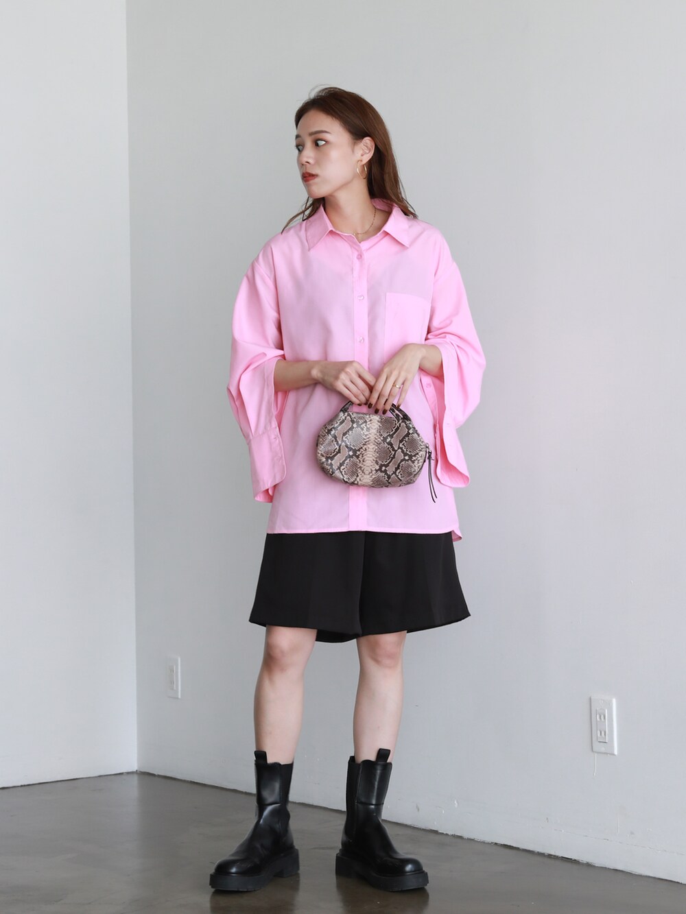 ブラック系のその他パンツ、その他のショルダーバッグ、ピンク系のシャツ/ブラウスを着用したレディースの夏コーディネートの3枚目の写真