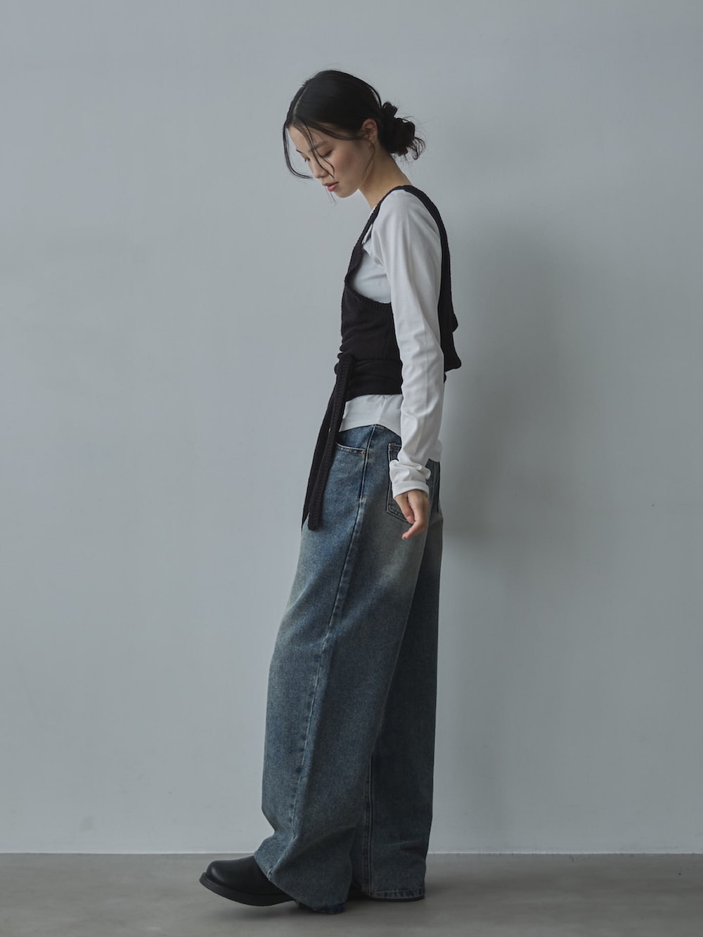 ホワイト系のTシャツ/カットソー、ブラック系のその他トップス、ブラック系のその他シューズを着用したレディースの春コーディネートの2枚目の写真