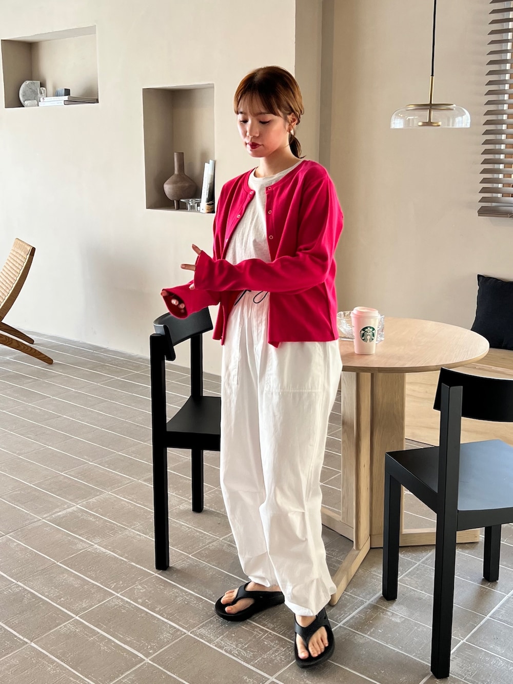 ブルー系のトレンチコート、ピンク系のカーディガン/ボレロ、ホワイト系のカーゴパンツを着用したレディースの春コーディネートの4枚目の写真