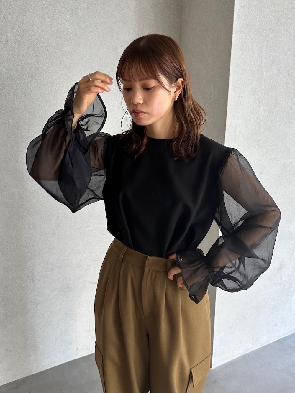 ブラック系のシャツ/ブラウス、グリーン系のカーゴパンツ、その他のその他を着用したレディースの冬コーディネートの3枚目の写真