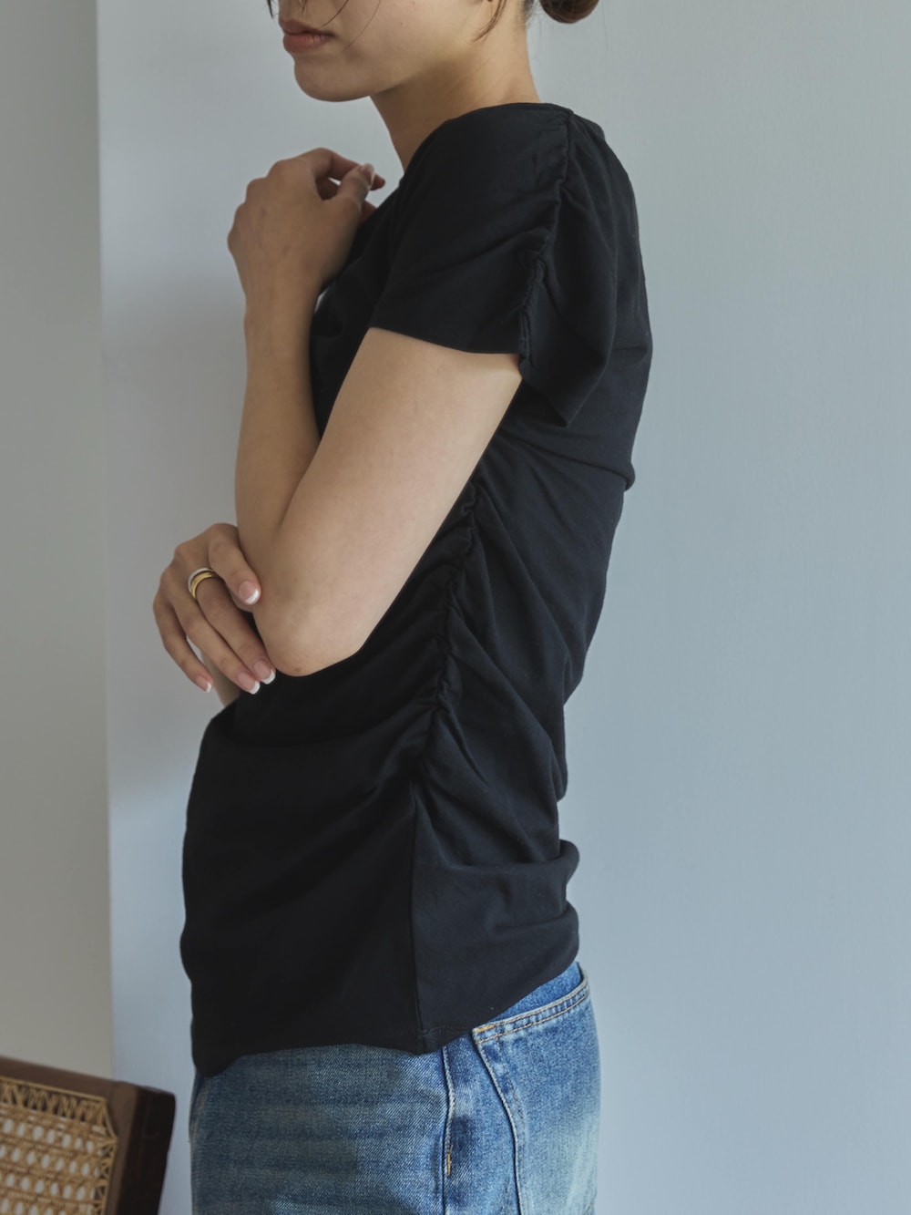 ブラック系のTシャツ/カットソー、ブルー系のデニムパンツ、ベージュ系のサンダルを着用したレディースの夏コーディネートの4枚目の写真