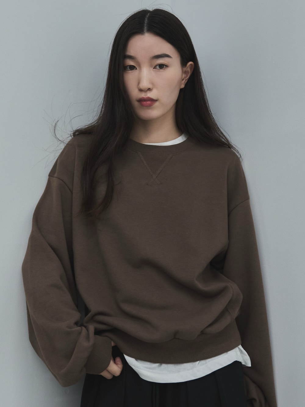 ブラック系のその他シューズ、ブラック系のスラックス、ホワイト系のTシャツ/カットソーを着用したレディースの秋コーディネートの4枚目の写真