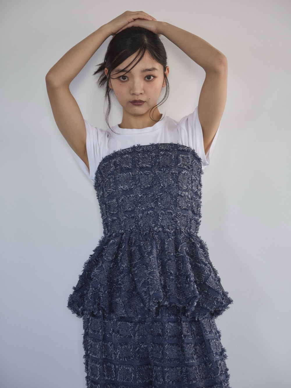 ブルー系のその他トップス、ホワイト系のTシャツ/カットソー、ブルー系のその他パンツを着用したレディースの夏コーディネートの2枚目の写真