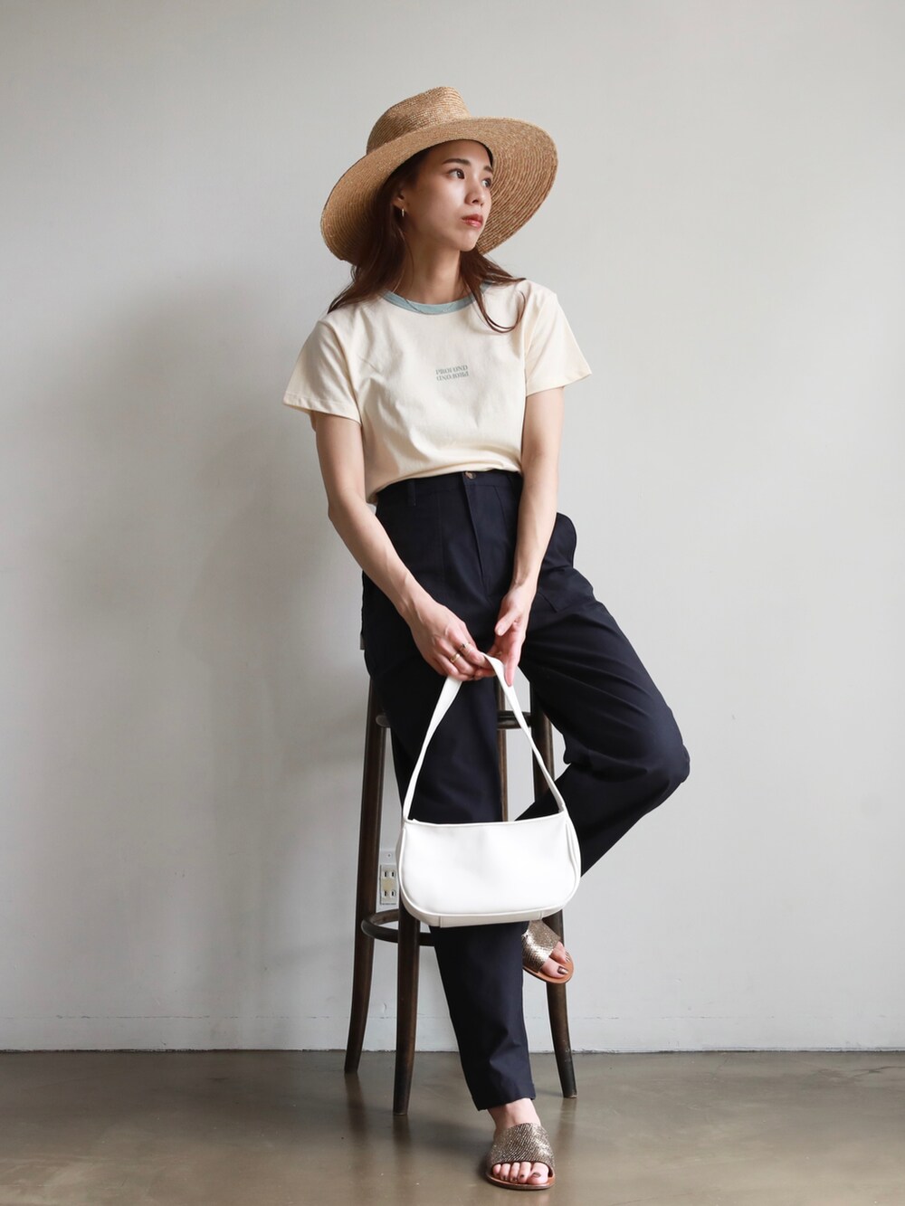 ブルー系のTシャツ/カットソー、その他のサンダル、その他のその他を着用したレディースの夏コーディネートの3枚目の写真