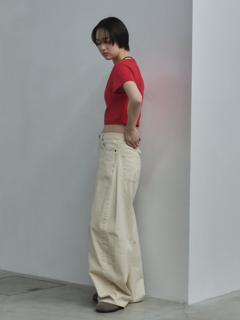 レッド系のTシャツ/カットソー、ホワイト系のデニムパンツ、ベージュ系のサンダルを着用したレディースの春コーディネートの2枚目の写真