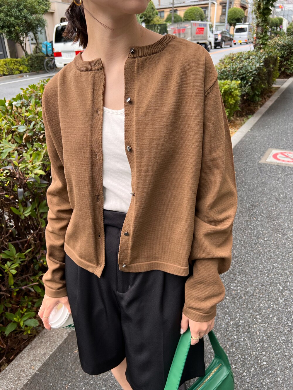 ブラウン系のカーディガン/ボレロ、ホワイト系のキャミソール、ブラック系のその他パンツを着用したレディースの夏コーディネートの3枚目の写真