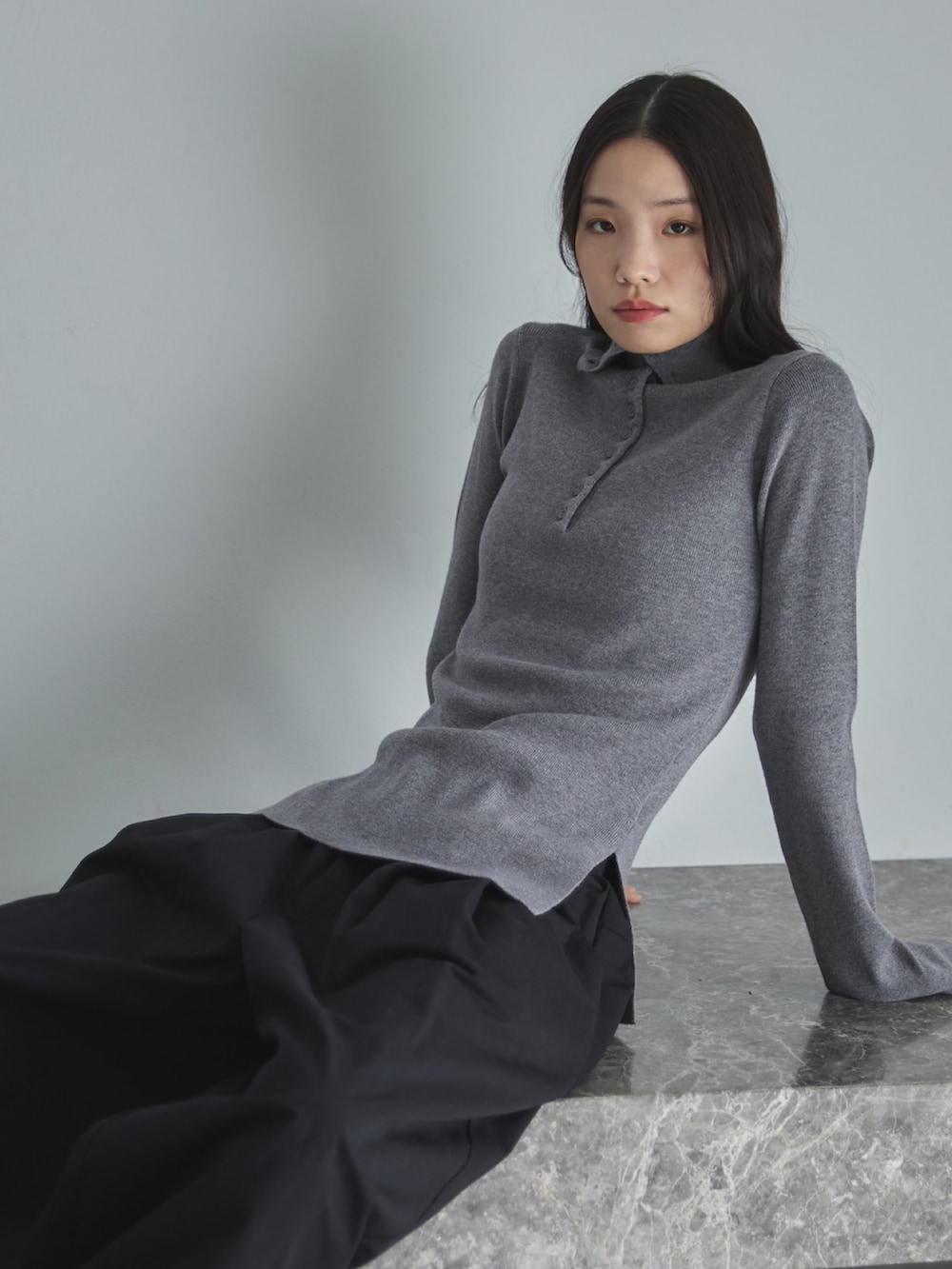 グレー系のニット/セーター、ブラック系のその他パンツ、ブラック系のサンダルを着用したレディースの冬コーディネートの5枚目の写真