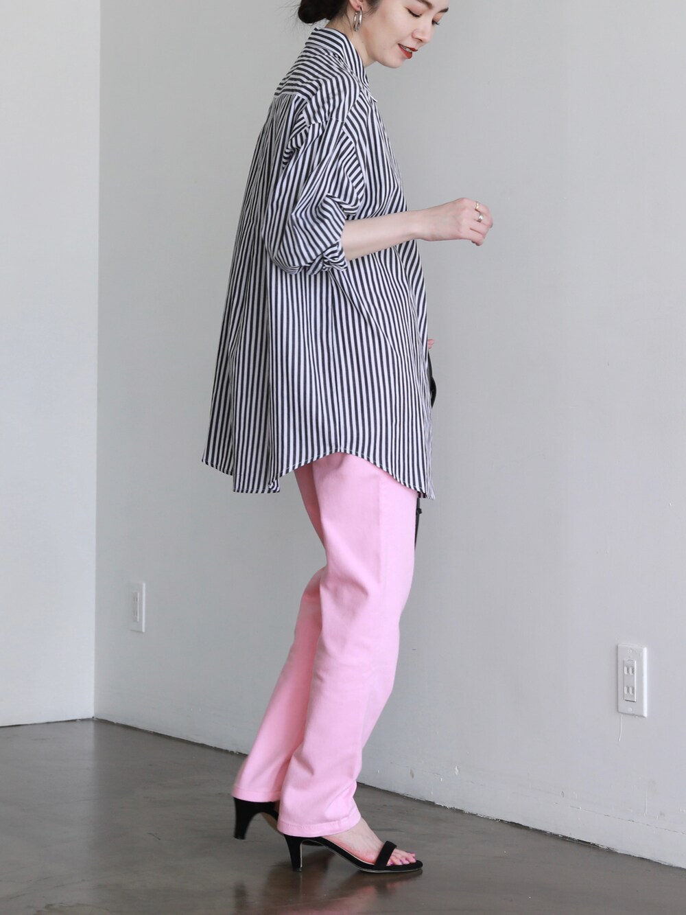 ブラック系のサンダル、ブラック系のシャツ/ブラウス、その他のその他を着用したレディースの夏コーディネートの2枚目の写真