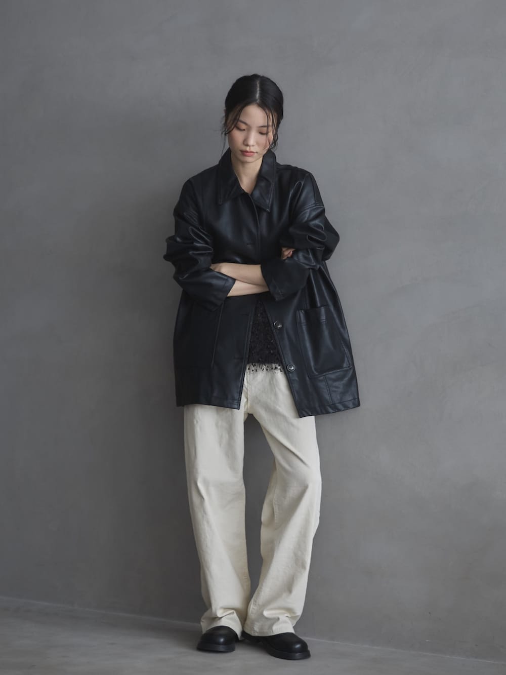 ブラック系のその他トップス、ブラック系のカバーオール、ホワイト系のデニムパンツを着用したレディースの冬コーディネートの6枚目の写真