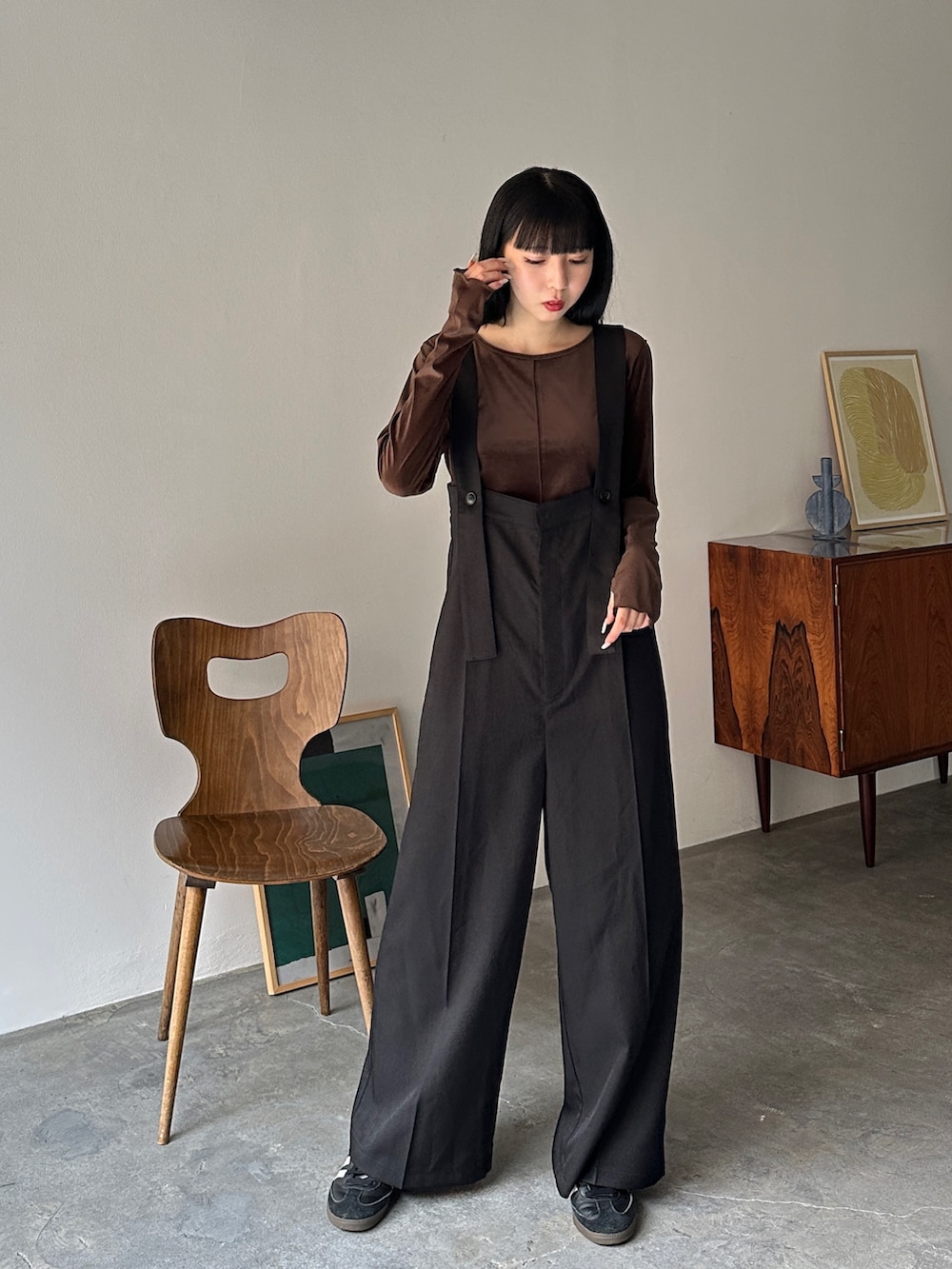 ブラック系のサロペット/オーバーオール、ブラウン系のTシャツ/カットソー、その他のその他を着用したレディースの秋コーディネートの2枚目の写真