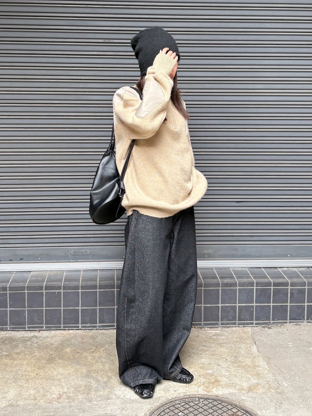 ベージュ系のニット/セーター、ブラック系のデニムパンツ、ブラック系のローファーを着用したレディースの秋コーディネートの2枚目の写真