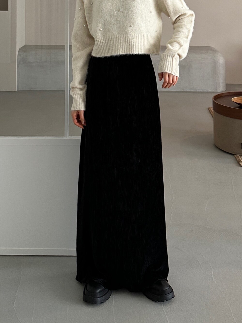 ホワイト系のニット/セーター、ブラック系のスカート、その他のその他を着用したレディースの冬コーディネートの4枚目の写真