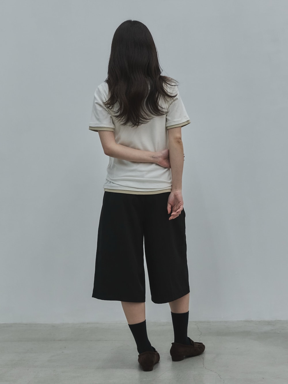 ホワイト系のTシャツ/カットソー、ホワイト系のタンクトップ、ブラック系のその他パンツを着用したレディースの春コーディネートの3枚目の写真