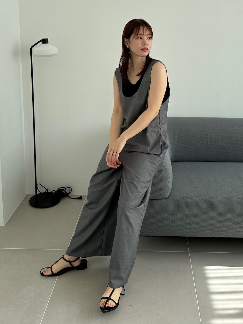 ブラック系のTシャツ/カットソー、ブラック系のサンダル、ベージュ系のつなぎ/オールインワンを着用したレディースの春コーディネートの4枚目の写真