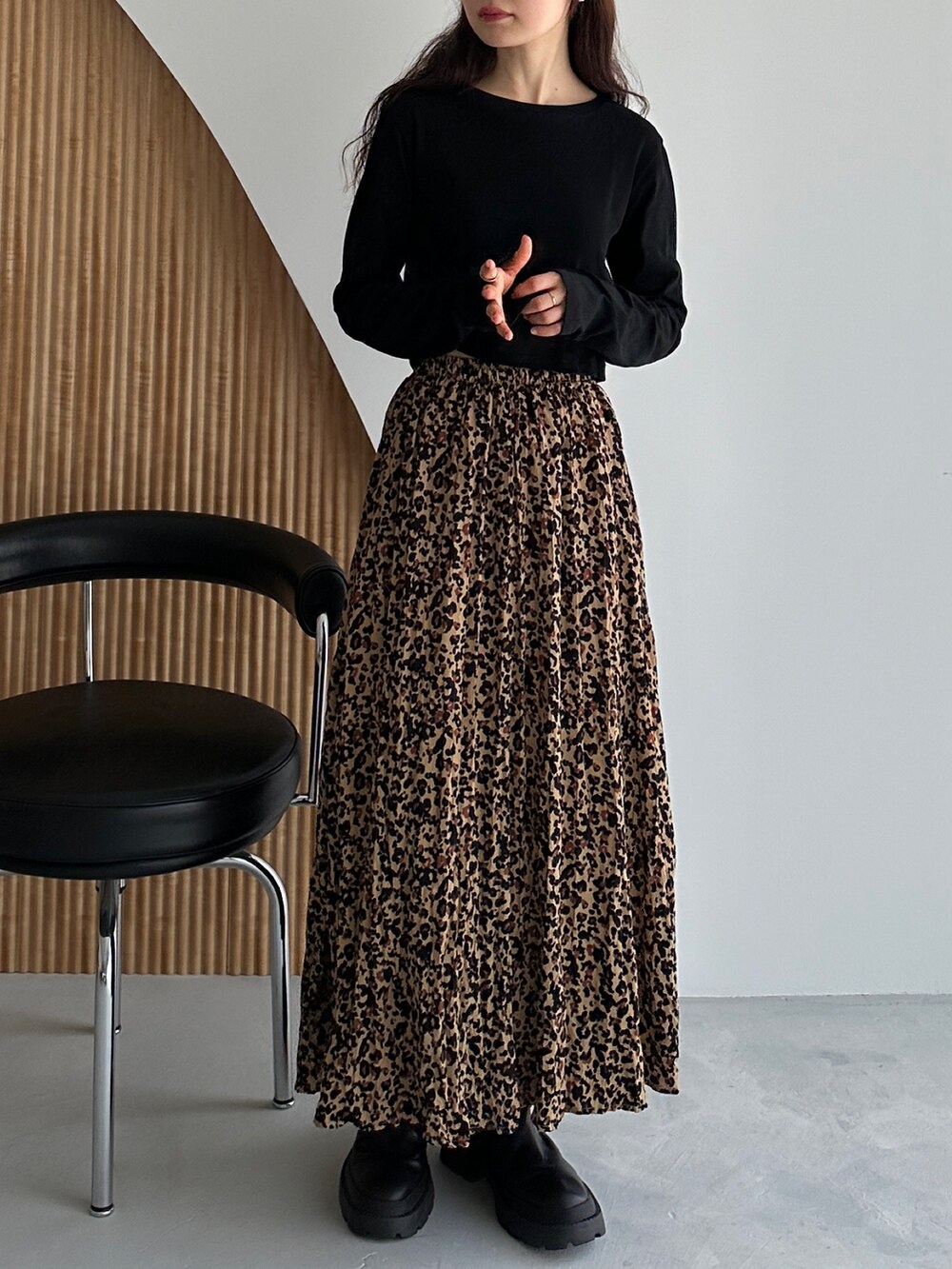 ブラウン系のスカート、その他のその他を着用したレディースの秋コーディネートの4枚目の写真