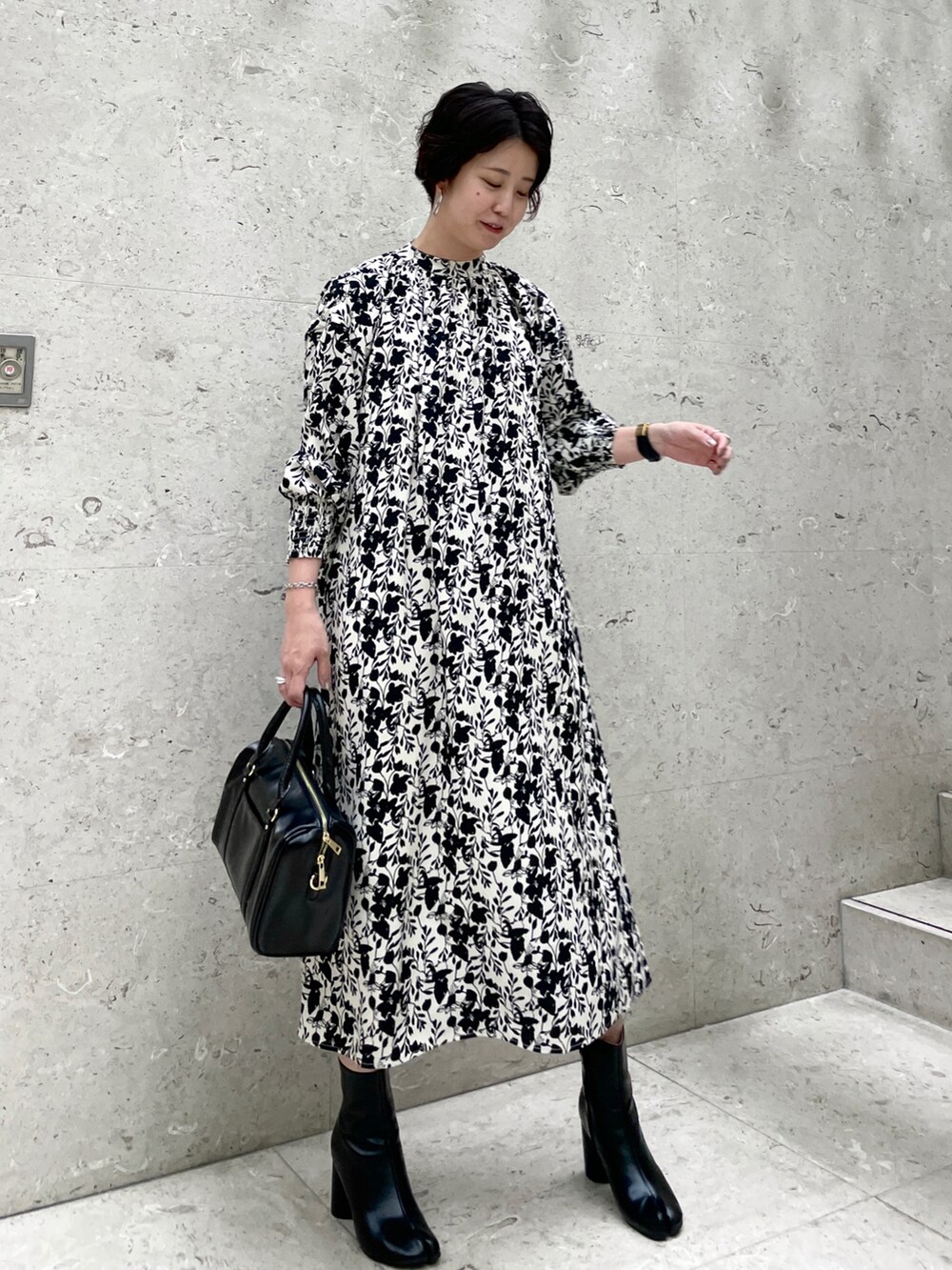 「秋冬コーデ、プチプラコーデ、ロングワンピース、シンプル、秋コーデ、大人ガーリー、オトナ女子、花柄ワンピース、プチプラ、モノトーン、大人フェミニン、高身長女子、高身長コーデ、ショートブーツ、大人コーデ」｜「SVECのTabi Boots / タビ ブーツ 足袋ブーツ / SVEC シュベック（ブーツ、ブラック系）」を使った、feepurさん（レディース・168cm）の秋コーディネートの2枚目の写真