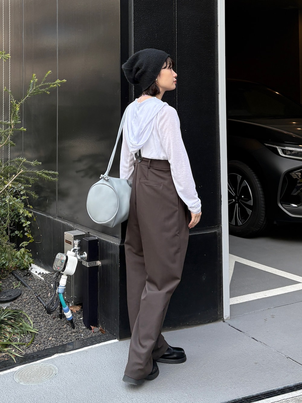 ホワイト系のTシャツ/カットソー、ブラウン系のその他パンツ、ブラック系のブーツを着用したレディースの冬コーディネートの2枚目の写真