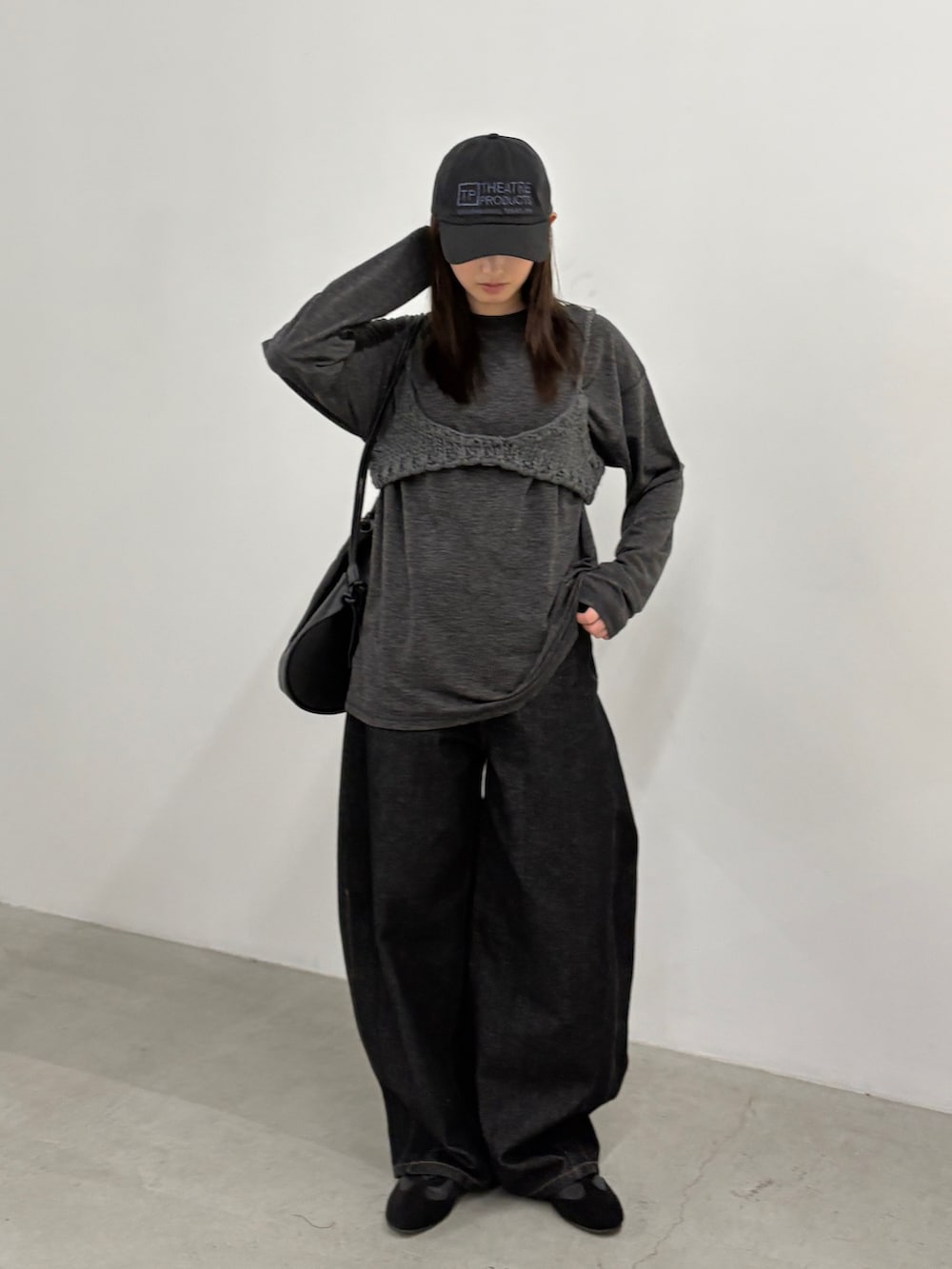 グレー系のその他トップス、グレー系のTシャツ/カットソー、ブラック系のショルダーバッグを着用したレディースの秋コーディネートの2枚目の写真