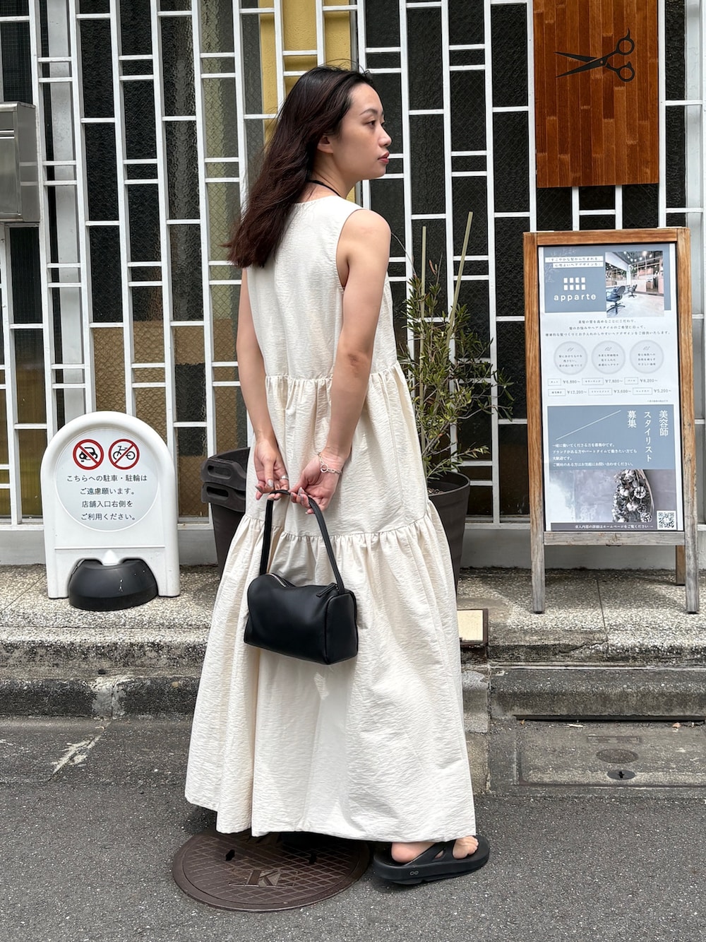 「スポーツミックス、サンダル、モノトーン、ワンピース、デートコーデ、きれいめカジュアル、夏コーデ、夏服コーデ、オトナカワイイ、シンプルカジュアル、ワントーンコーデ、ワンピーススタイル、モノトーンコーデ、カジュアルガーリー、ブラック」｜「feepurのスクエアミニバッグ（ショルダーバッグ、ブラック系）」を使った、feepurさん（レディース・153cm）の夏コーディネートの2枚目の写真