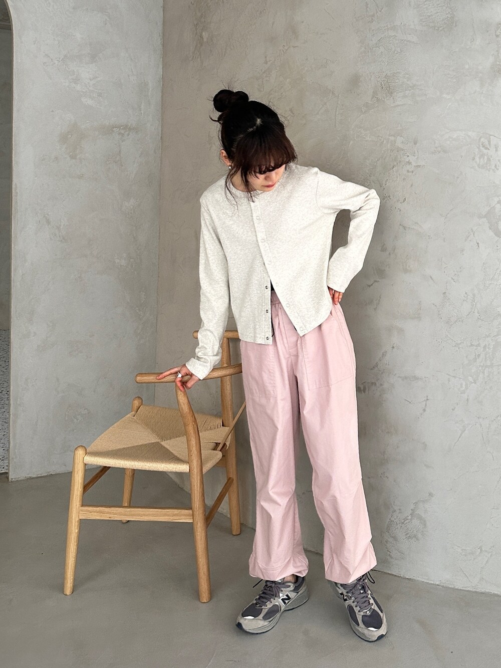 ベージュ系のカーディガン/ボレロ、ピンク系のカーゴパンツ、その他のその他を着用したレディースの冬コーディネートの2枚目の写真