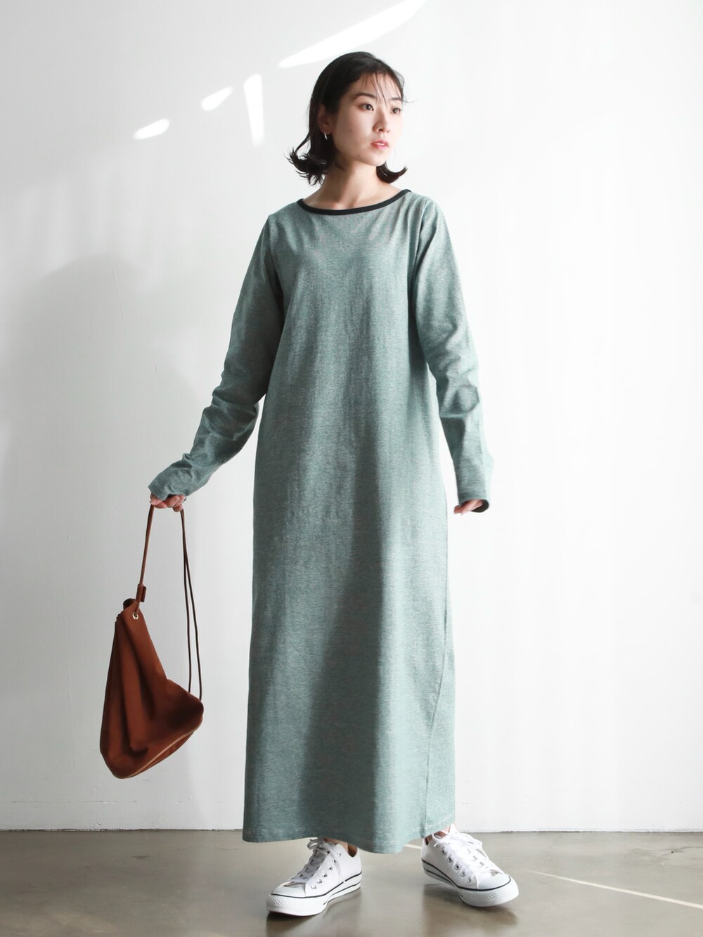 グリーン系のカーディガン/ボレロ、その他のショルダーバッグ、ホワイト系のニット/セーターを着用したレディースの冬コーディネートの5枚目の写真