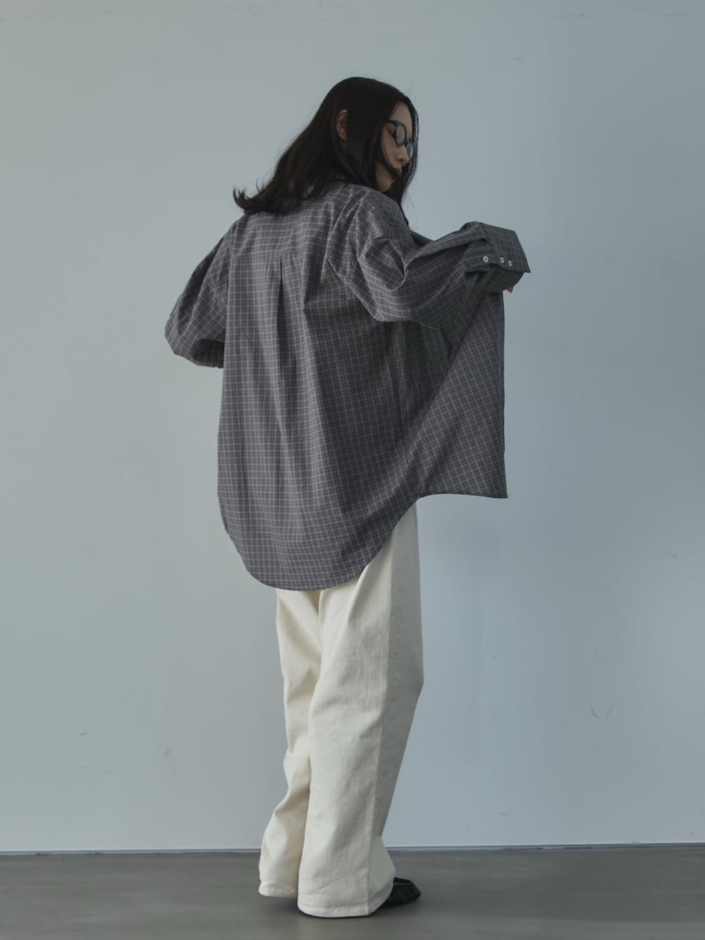 グレー系のシャツ/ブラウス、グレー系のTシャツ/カットソー、ブラック系のローファーを着用したレディースの春コーディネートの2枚目の写真